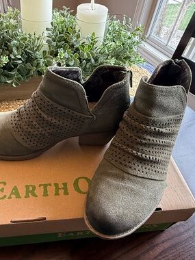 Earth Women’s Olive Suede Leather Ankle Booties with Low Block Heel size 8